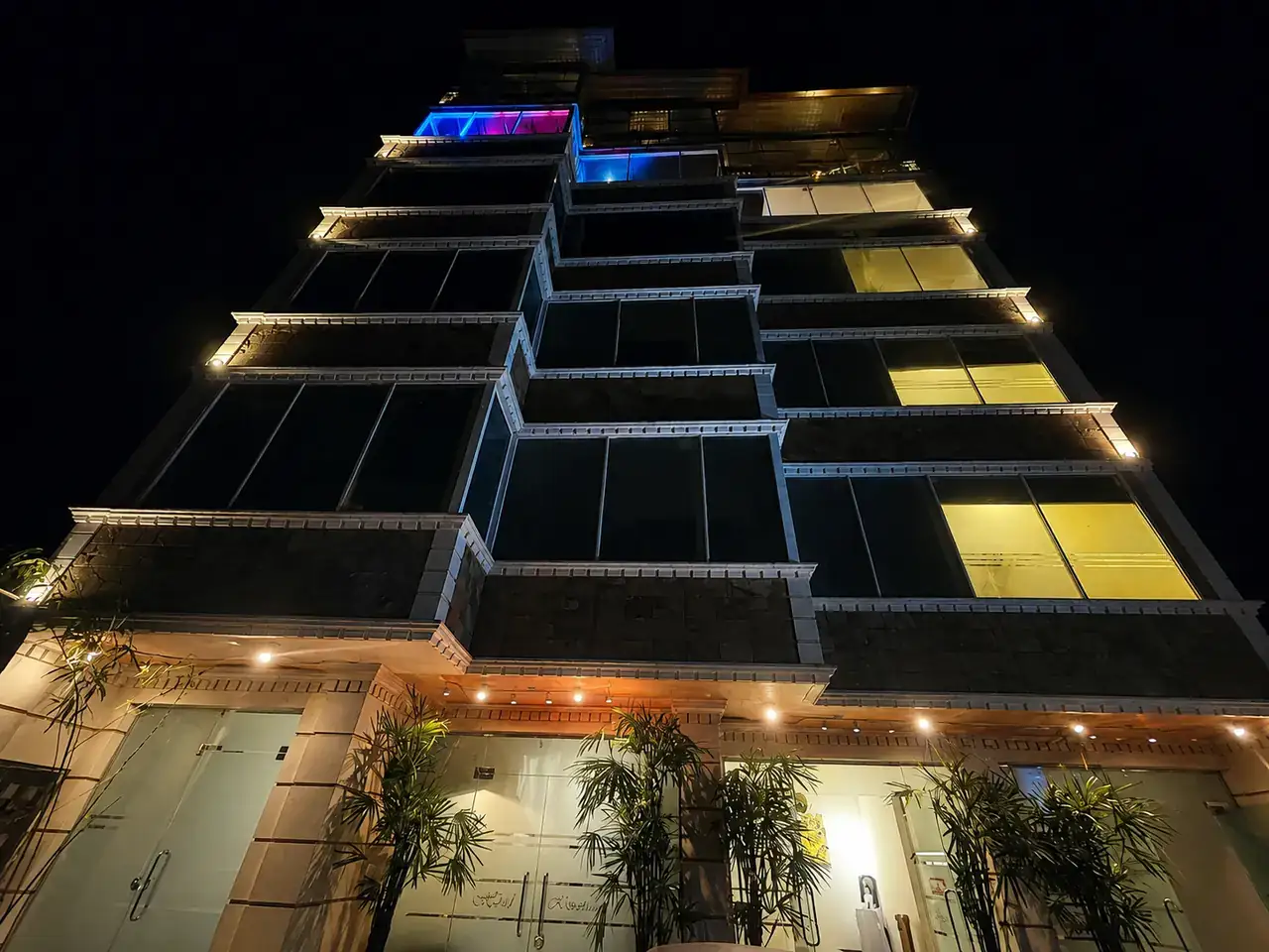 Piliyandala හි රාත්රී කාලයේ Hotel Rosenro ගොඩනැගිල්ලේ බාහිර පෙනුම